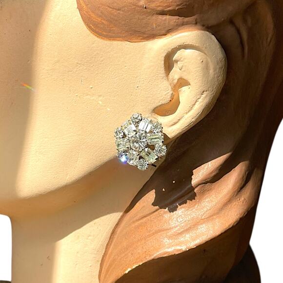 Vintage 50s WEISS Snowflake Clear Rhinestone Earrings Clip Back Prong Set Signed - Picture 7 of 9